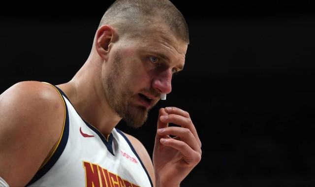 被戈贝尔防傻了！约基奇26中7生涯最差 正负值-21