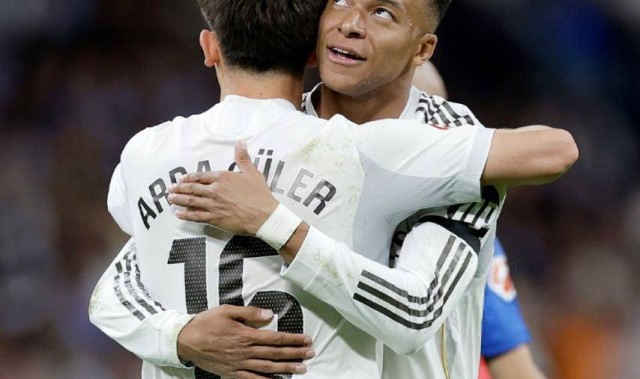 足坛一夜动态：国米3-2科莫冲双冠王，切尔西0-3造百年耻辱纪录