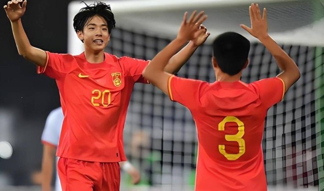 李镇全将被德甲狼堡队以490万转会费引进，重庆球迷祝福回应，却是假新闻