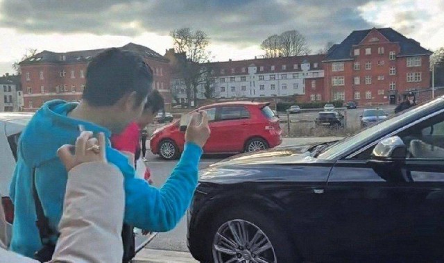 樊振东德甲赛后被星姐围观移车，徐老师指挥东东倒车笑翻全场，球迷默契送别显真情